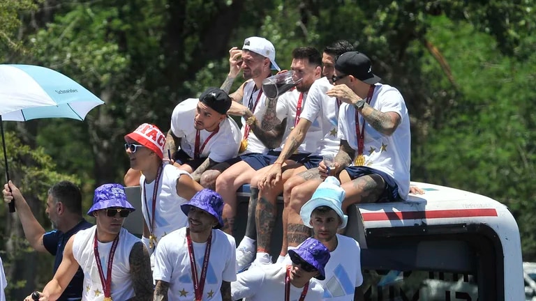 Messi se armó una "jarra loca" para celebrar con los hinchas