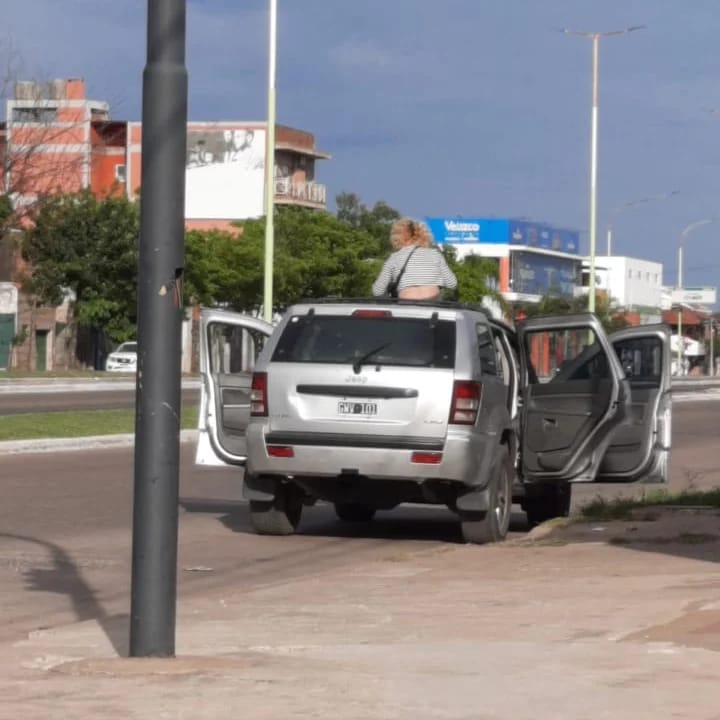Corrientes: trabajadora sexual destrozó el auto de su cliente porque no le pagó