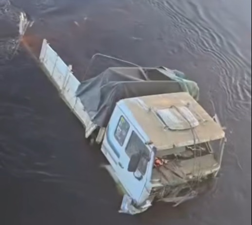 Santo Tomé: un camión cayó al río tras chocar con un automóvil