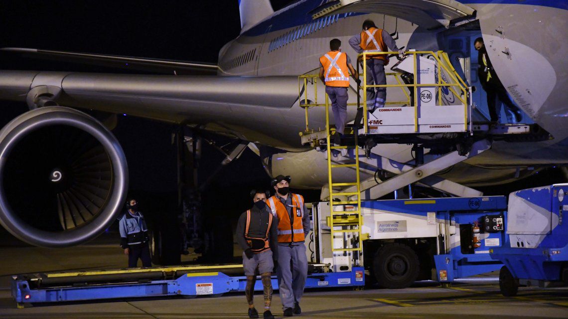 Llegó el avión de Aerolíneas Argentinas que trajo más de 900 mil dosis de la vacuna contra el coronavirus Sinopharm
