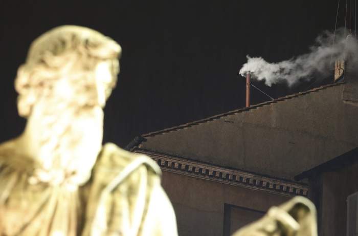 Qué significa la fumata blanca en la elección de un nuevo papa