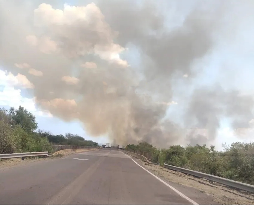Controlaron el incendio que había obstaculizado el tránsito por Ruta 12 entre Goya y Esquina
