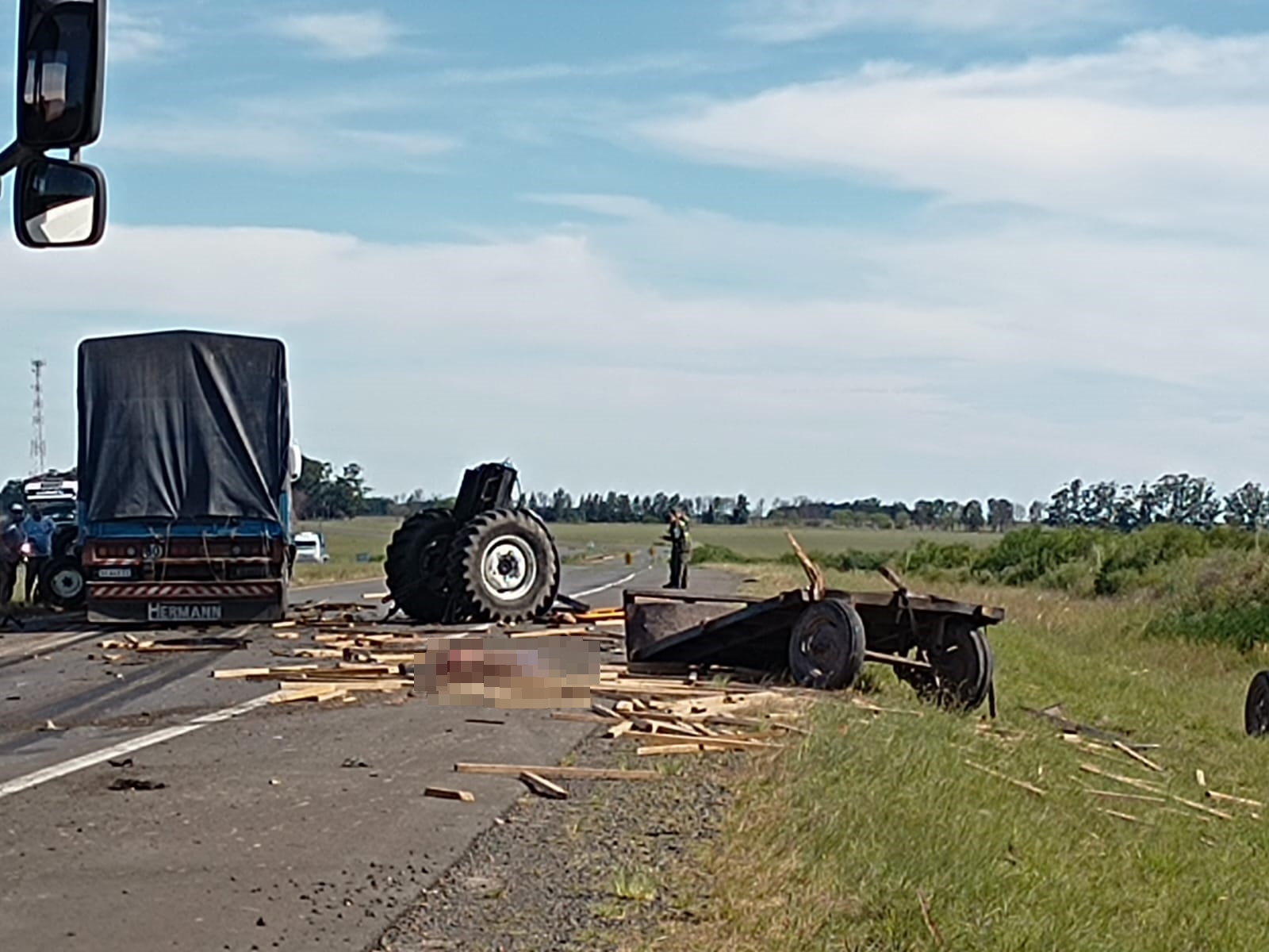 Un hombre murió tras el choque entre un camión y un tractor