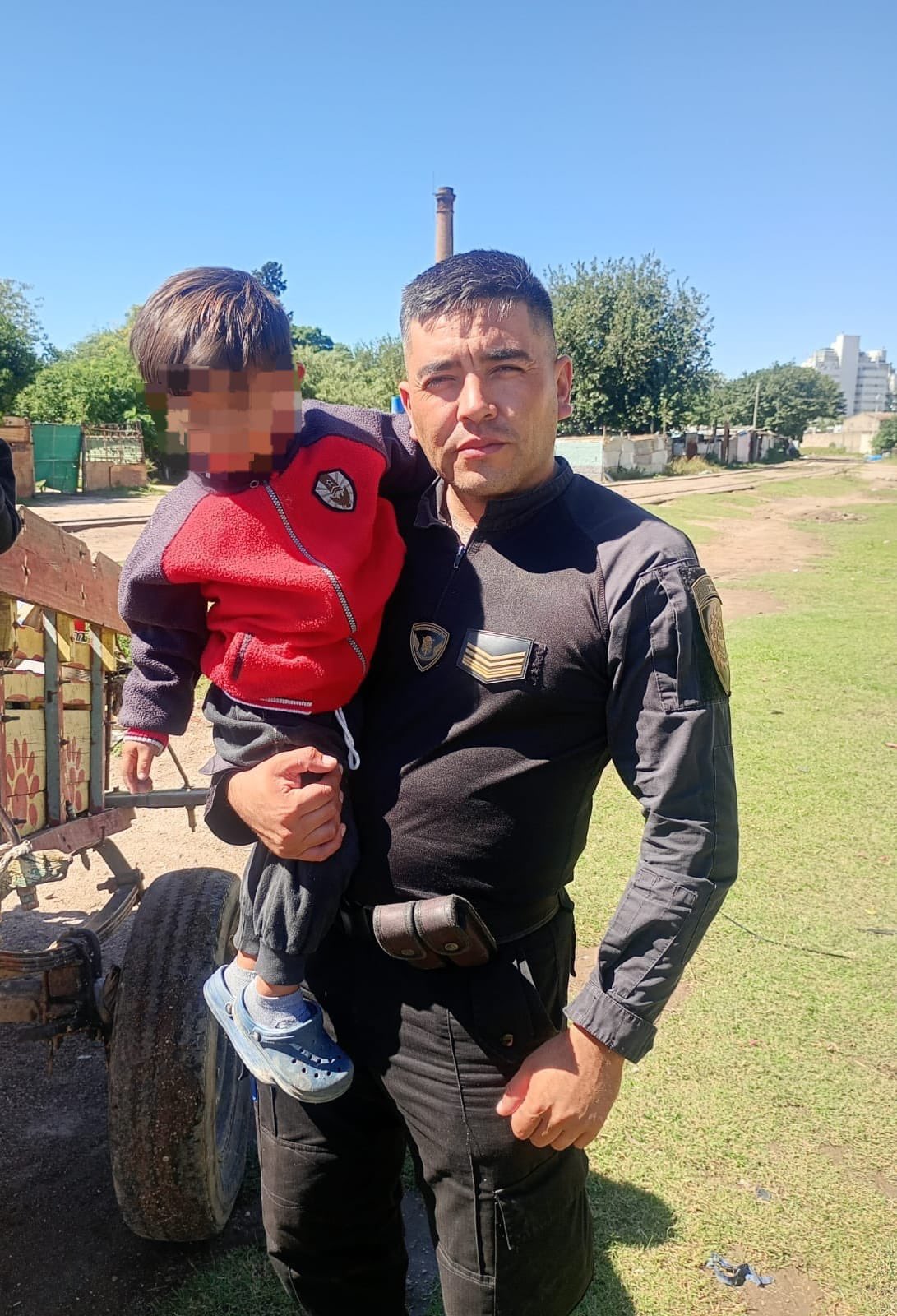Córdoba: un policía le salvó la vida a un nene que iba a ser atropellado por un tren