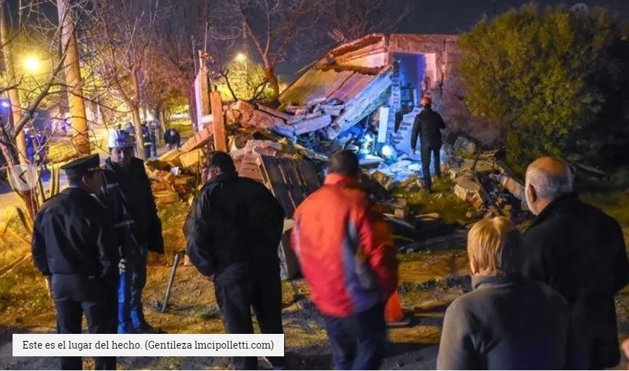 Explotó una oficina y quedó atrapado bajo una pared