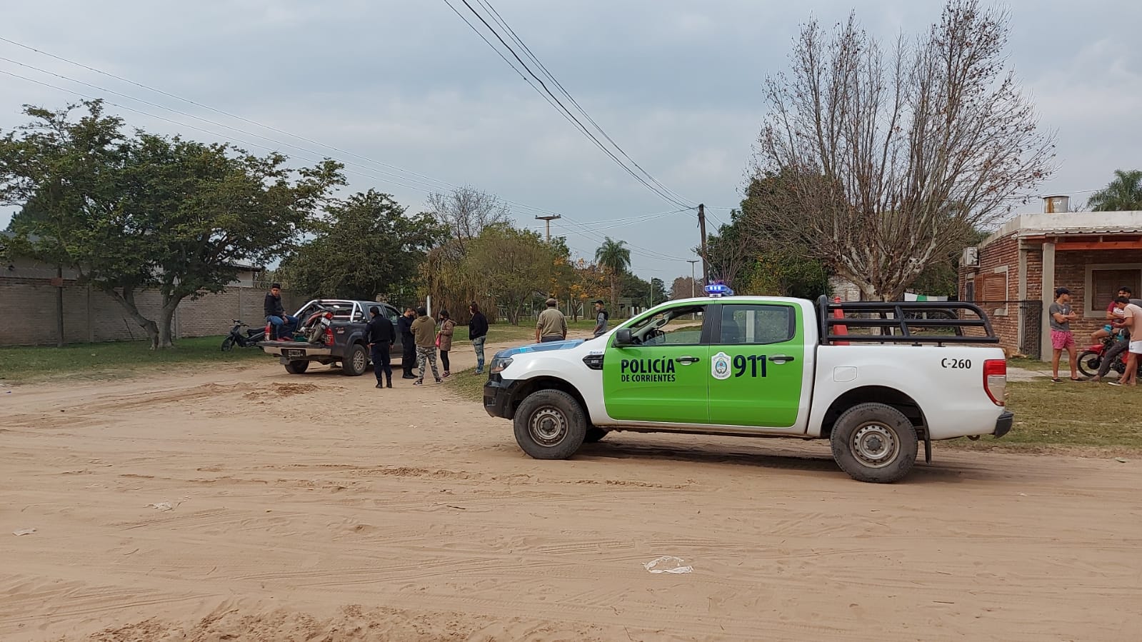 Accidente en Esquina: Una motocicleta terminó debajo de una camioneta