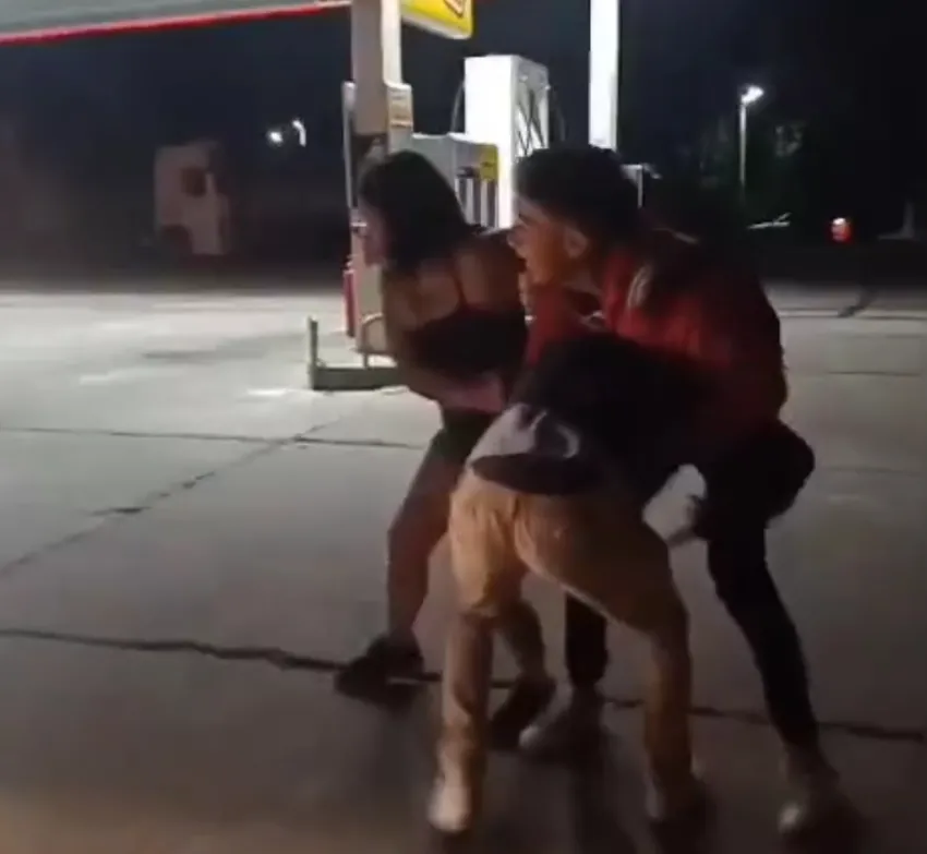 Violenta pelea entre jóvenes desata caos en estación de servicio Shell de Esquina