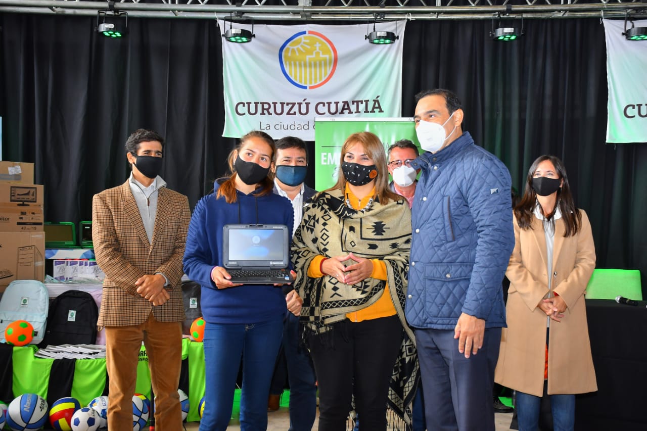 Valdés entregó notebooks, tablets e inauguró obras pluviales en Curuzú Cuatiá