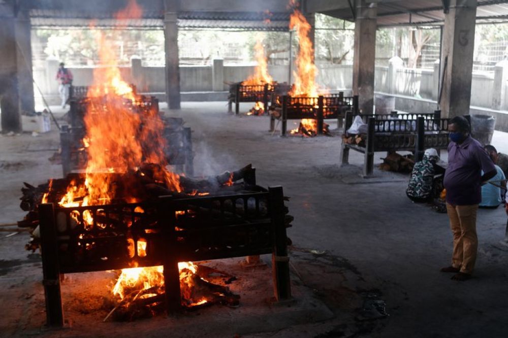 Catástrofe humanitaria en India: cremaciones masivas en las calles