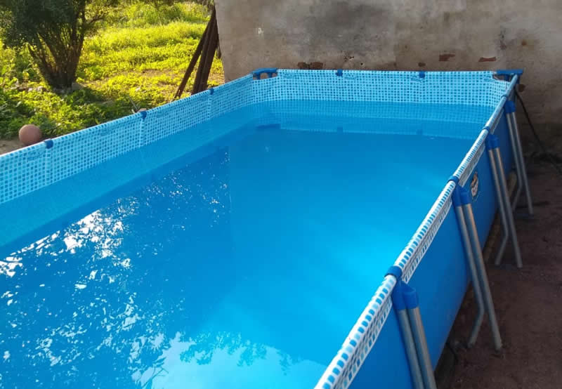 Una mujer embarazada de 8 meses fue hallada muerta en una pileta de lona