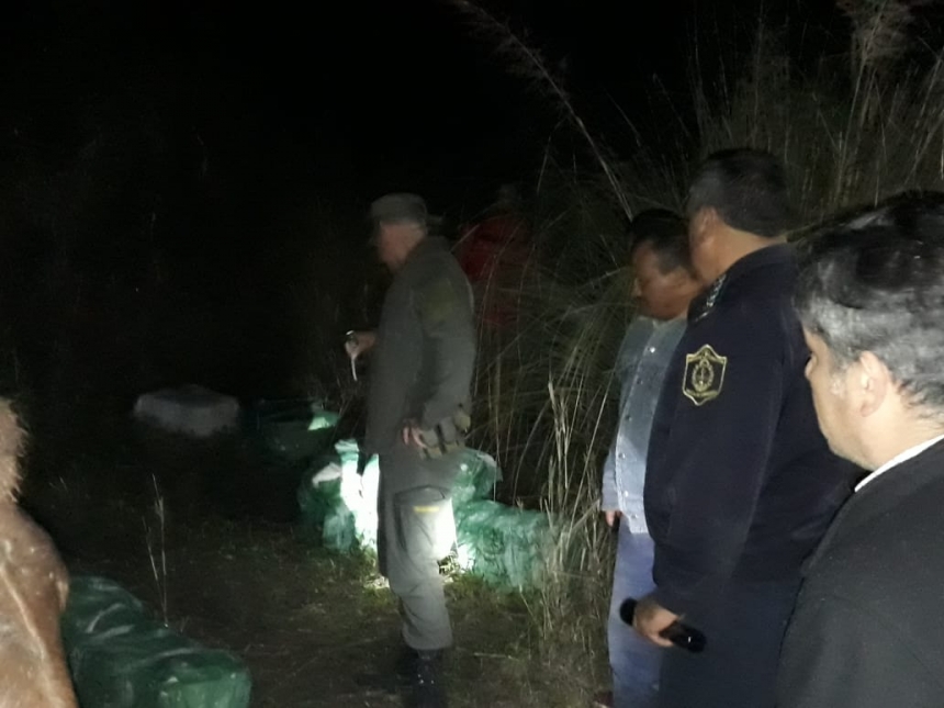 Narcos abandonaron casi media tonelada de drogas en Itatí