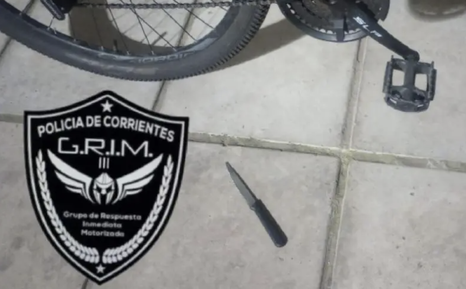 Intentó apuñalar a policías tras robar una bicicleta