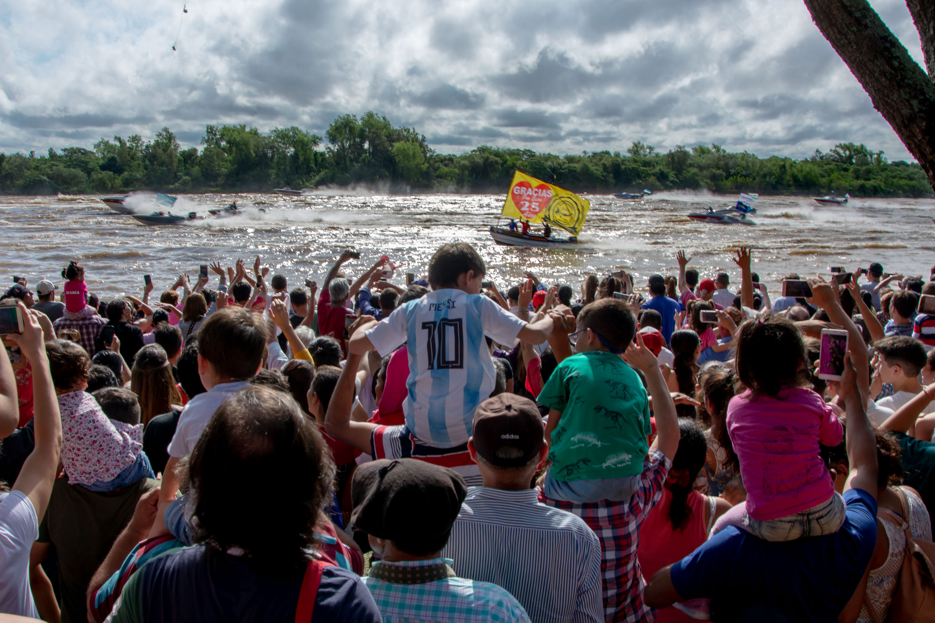 Casi 1100 embarcaciones participaron de la largada de lanchas en la Pesca del Surubí 2019