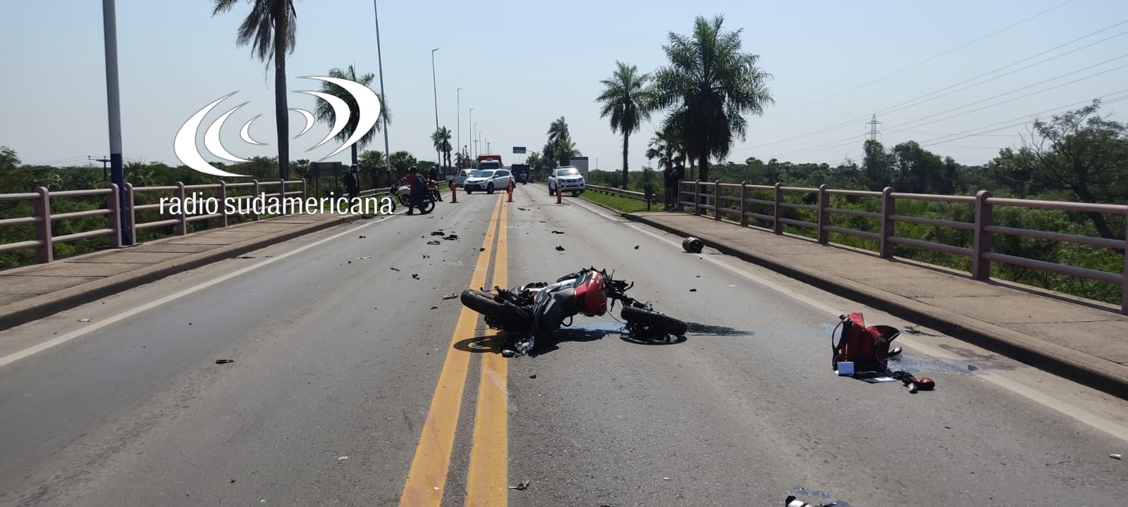Accidente en el Puente: un policía chocó contra un camión y murió