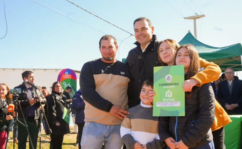 Valdés entregó viviendas en San Lorenzo y anunció la construcción de 20 más