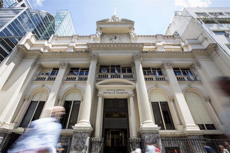 El BCRA intervendrá en el mercado cuando el dólar baje de $34 o supere los $44