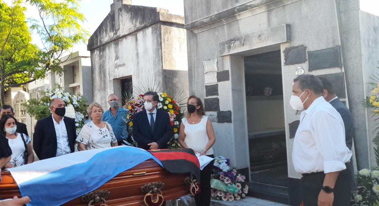El vicegobernador despidió los restos del ex intendente de Esquina, Hugo Mancini