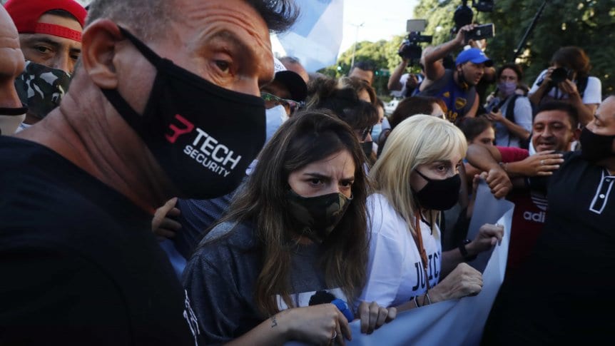 Justicia por Maradona: Claudia, Dalma y Gianinna Maradona están en el Obelisco