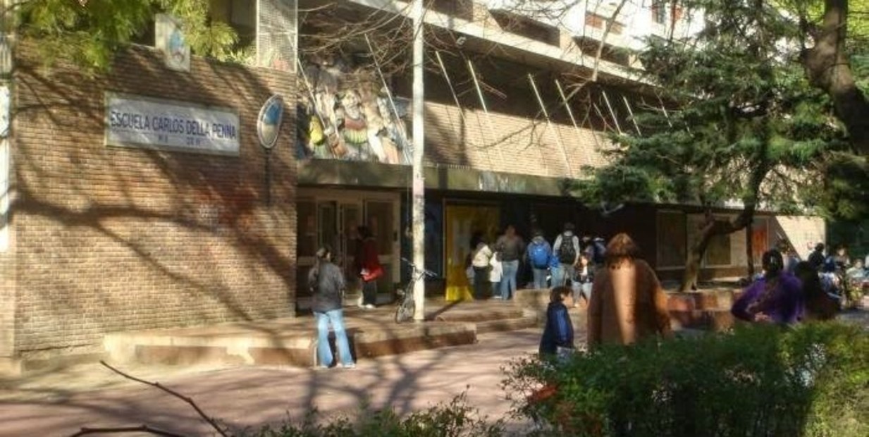 Una madre y una abuela discutieron con el director de una escuela de La Boca y le clavaron una birome