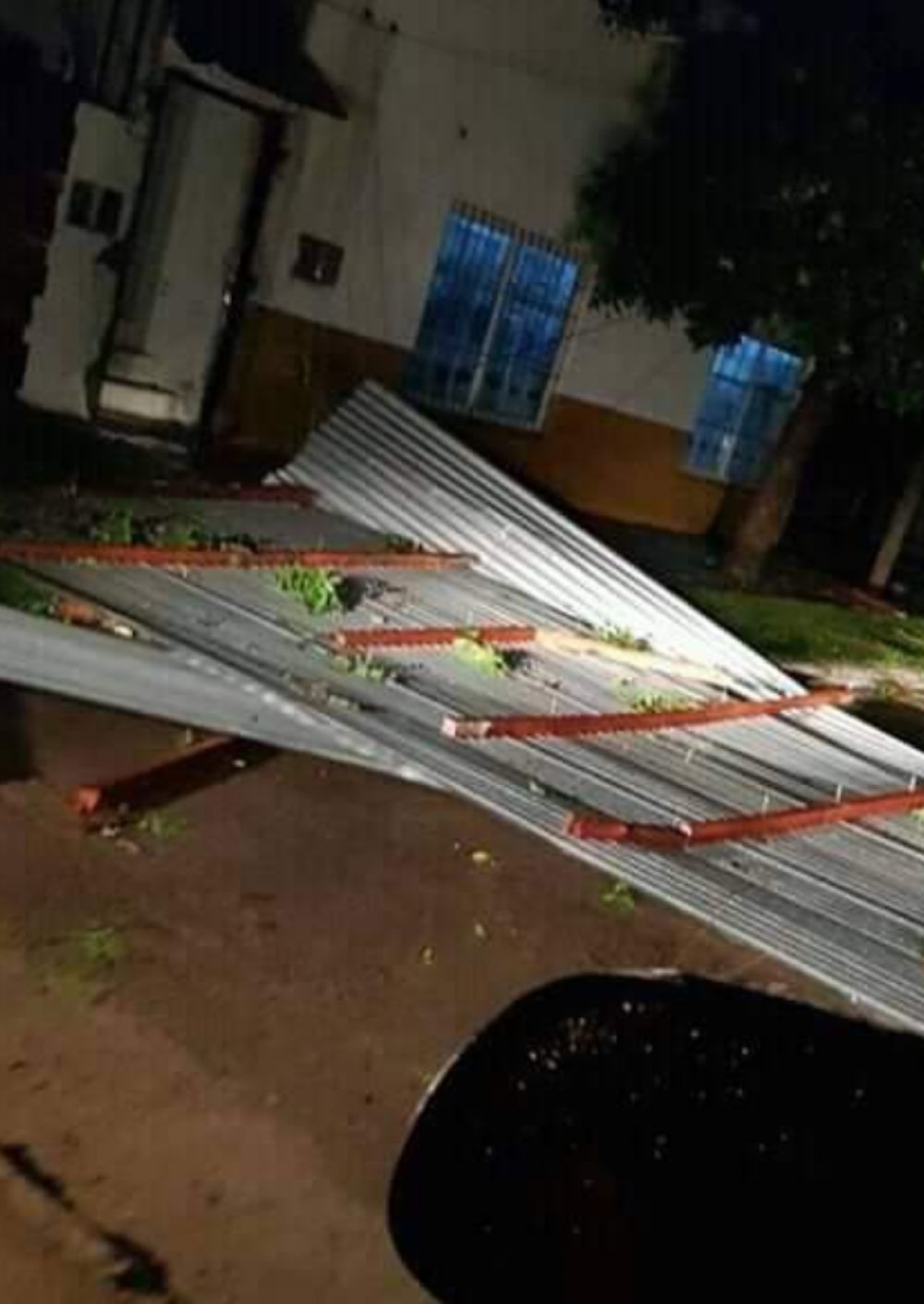 Fuerte tormenta en Esquina dejó una persona herida y causó graves destrozos