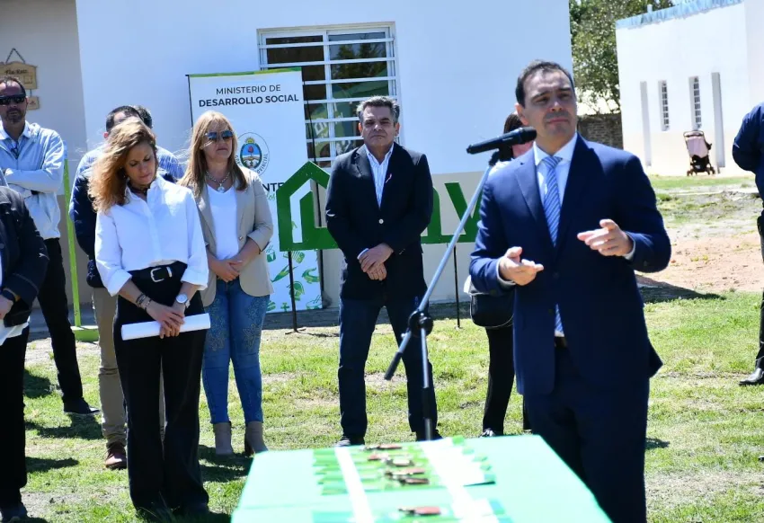 Gustavo Valdés entregó 10 viviendas en Cazadores Correntinos y anunció la construcción de otras 20