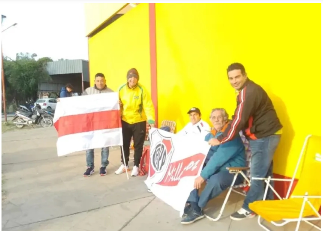 Locura por River en Chaco: A seis días del partido, ya acampan para comprar entradas