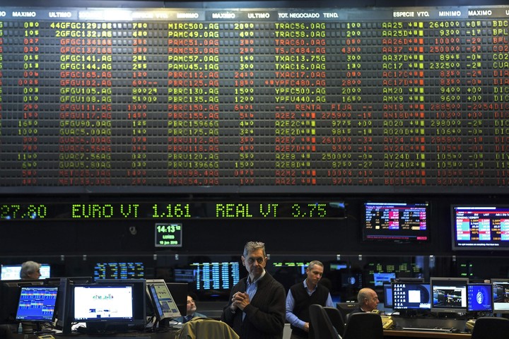 Buena reacción del mercado tras la cadena de Milei: subieron acciones y bonos pero persisten algunas preocupaciones