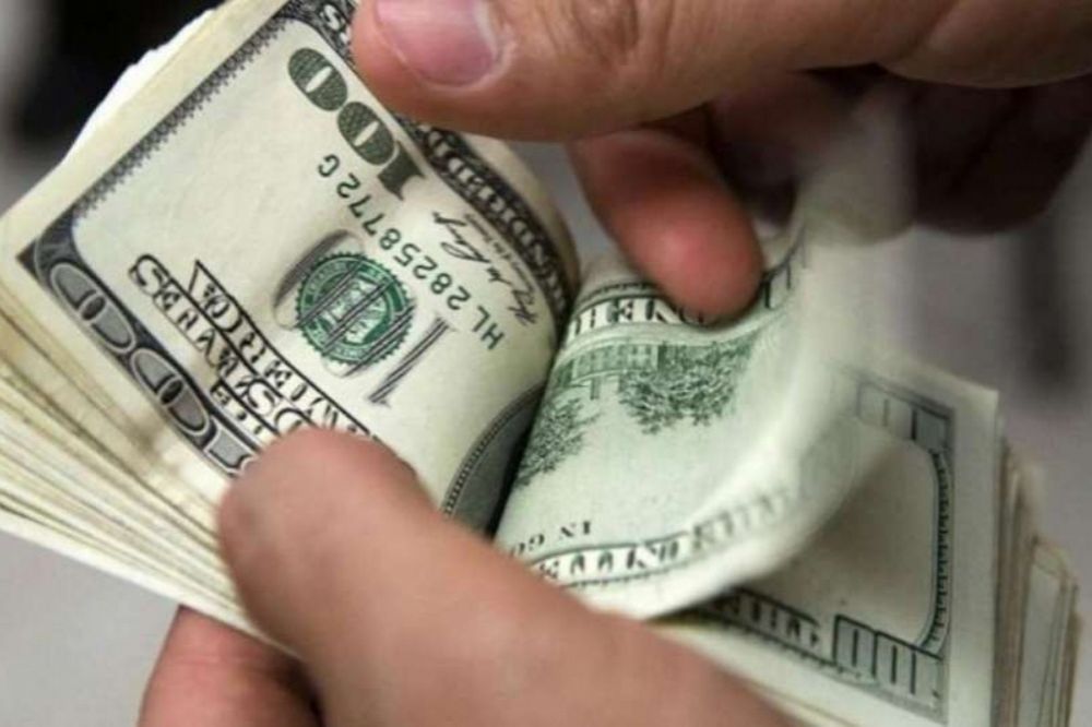 En el arranque de la semana, el dólar cotiza por encima de los $25