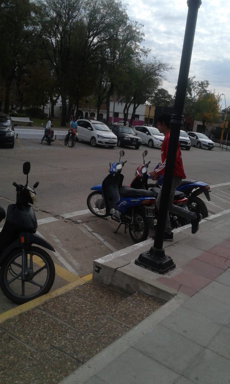 La Escuela Normal realizó una exposición policial por el hombre que molesta a los alumnos