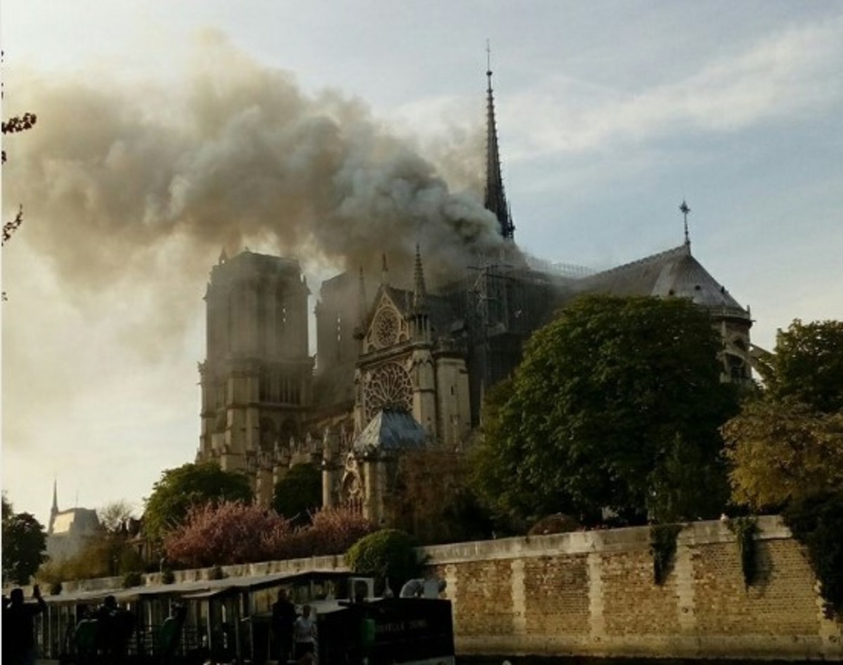 Se incendia la Catedral de Notre Dame en París y evacúan la zona