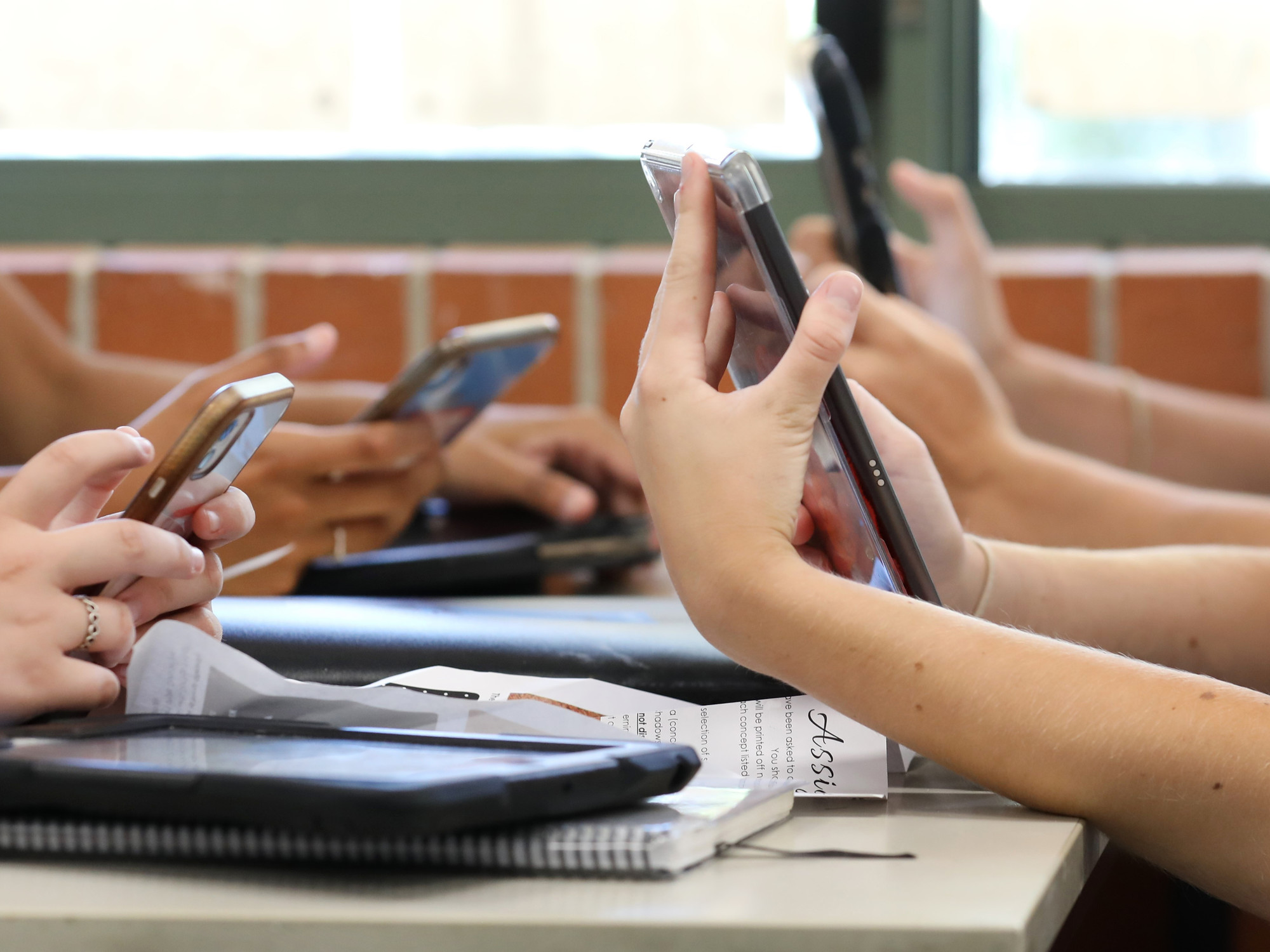 Corrientes: una escuela prohibirá el uso de celulares en las aulas desde este lunes
