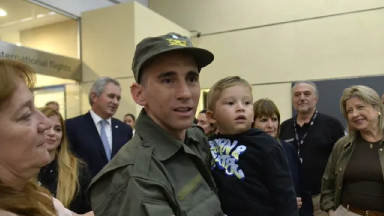 Nahuel Gallo llegó a Argentina y fue recibido por su esposa e hijo