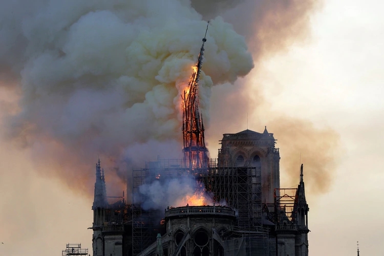 Un corto circuito habría ocasionado el incendio de Notre Dame