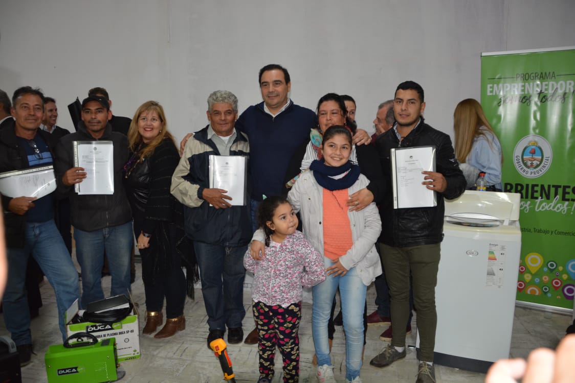 Valdés entregó herramientas a emprendedores de Esquina