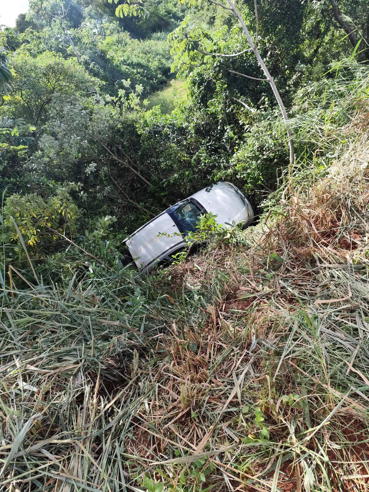 Tomaba mate junto al auto y el vehículo terminó cayendo a un barranco