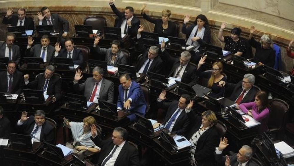 La oposición logró aprobar la ley que pone freno a la suba de tarifas