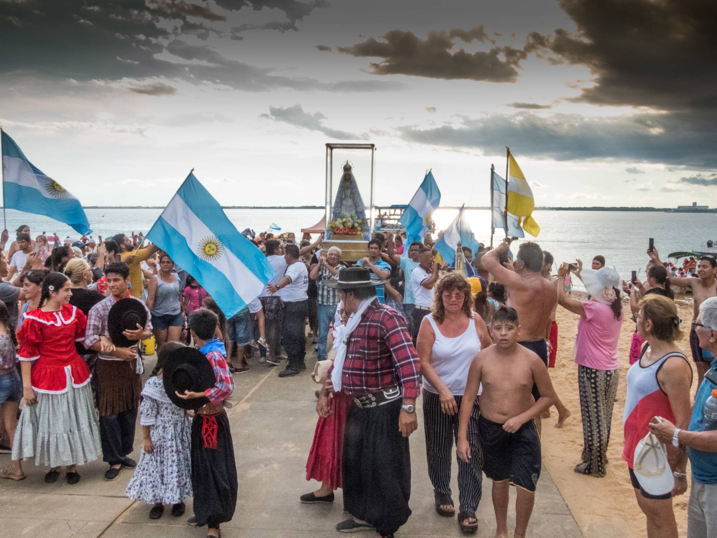 Con la imagen peregrina de la Virgen de Itatí inicia el Desfile Naútico Chamamecero