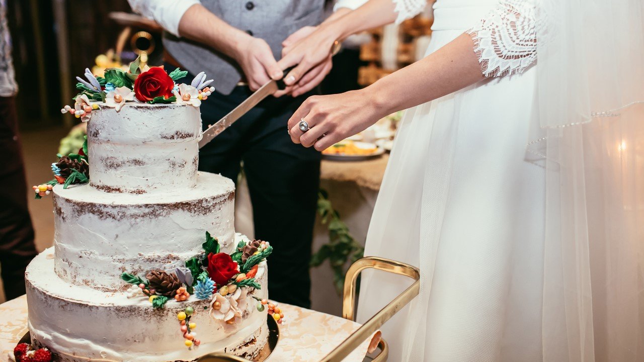 Una pareja que se casaba le cobró cada porción de la torta a los invitados