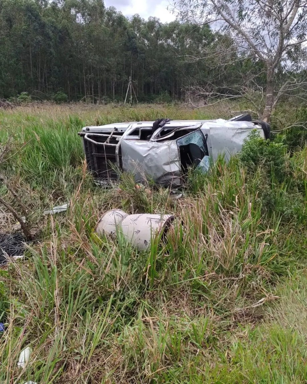 Una camioneta despistó y volcó en una ruta de Corrientes: un muerto