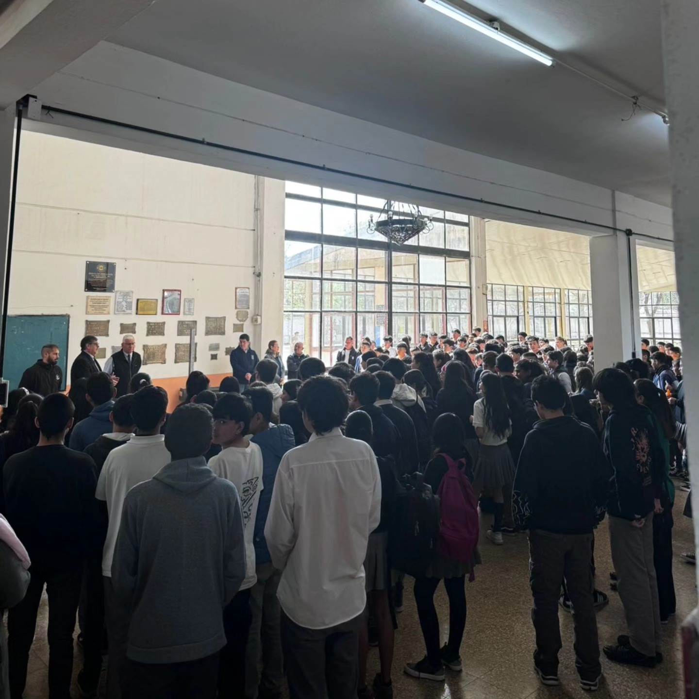 Mejora en el Entorno Educativo: Entrega de Aires Acondicionados a la Escuela Técnica.