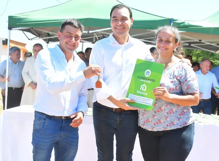 En Pando, Valdés entregó viviendas, habilitó ripio e inauguró la reconstrucción de una Escuela
