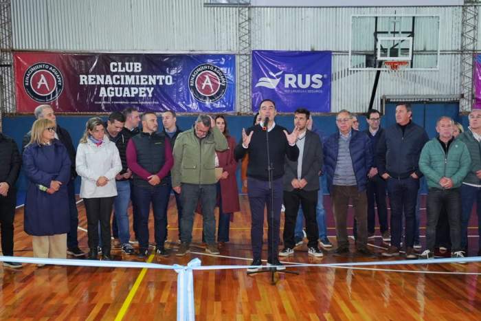 En Virasoro, Valdés inauguró piso de parquet en cancha de básquet