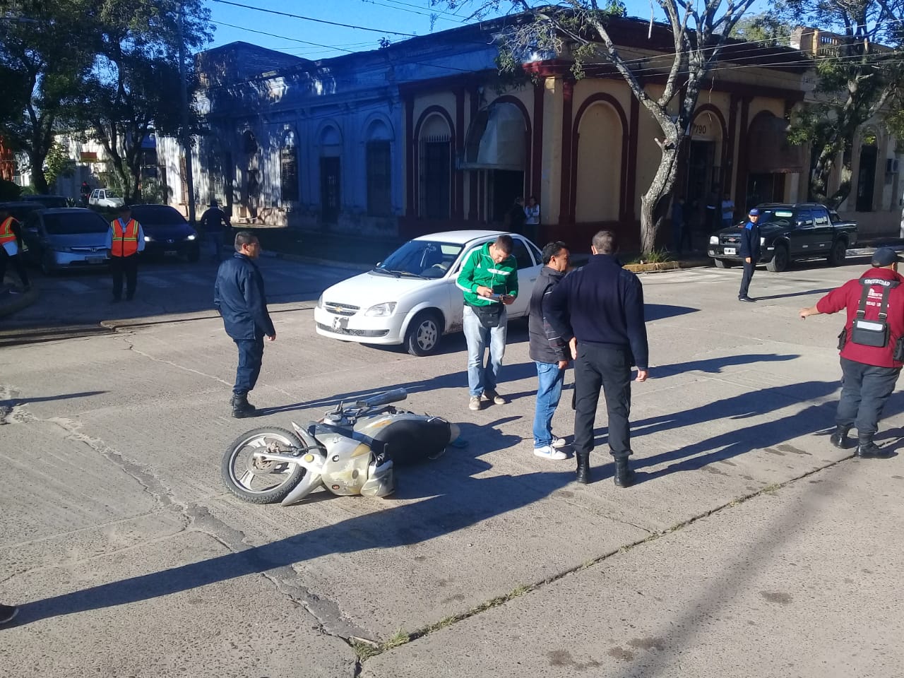 Iban en moto, con un bebé y chocaron con un automóvil