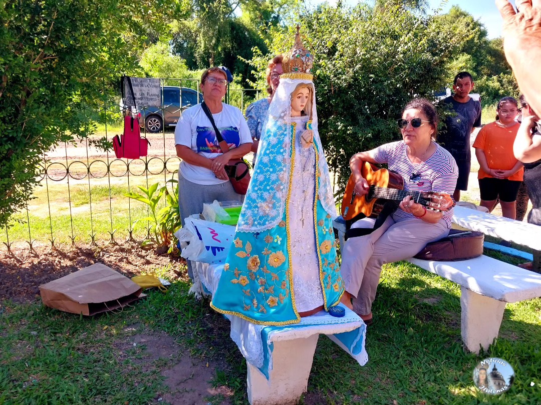 La imágen de la Virgen del atajo tuvo su cambio de vestuario este sábado