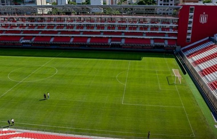 Tiraron una bomba molotov frente al estadio de Estudiantes