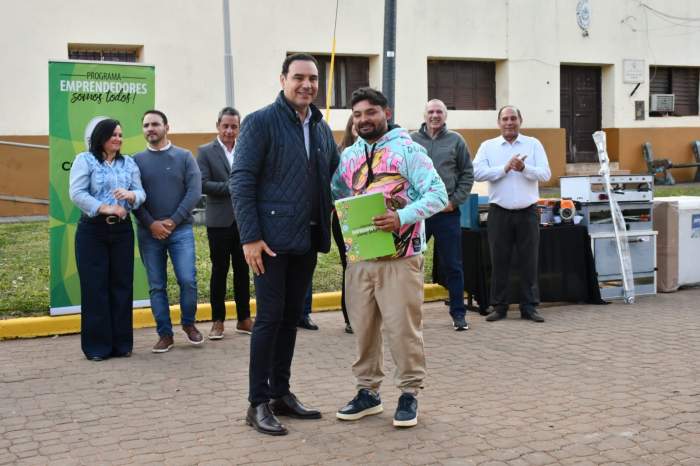 Valdés inauguró obras en Yapeyú y entregó equipos a emprendedores