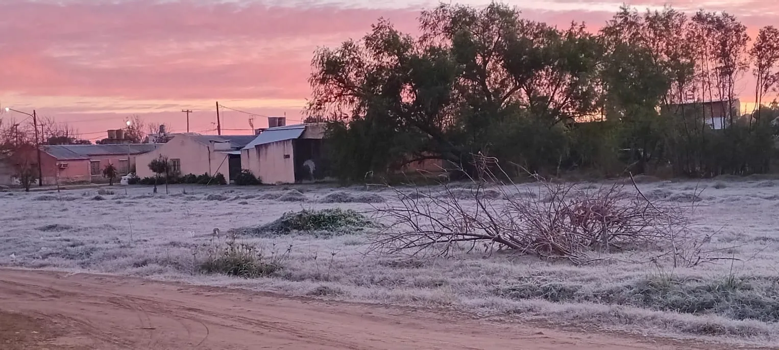Esquina y Pueblo Libertador amanecieron bajo cero y cubiertos de blanco