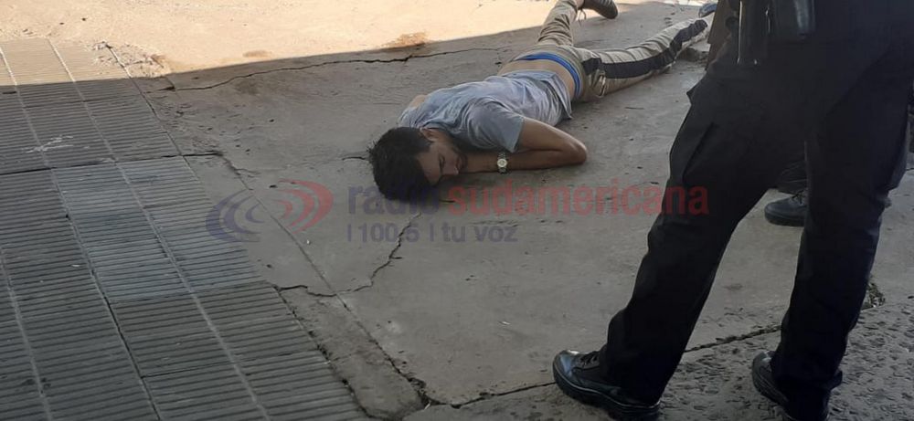Corrientes: chocó con su auto, se bajó y quedó dormido en la vereda
