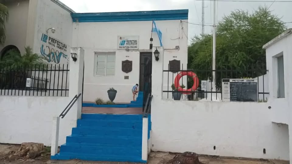 Esquina unida en oración por la aparición de los jóvenes