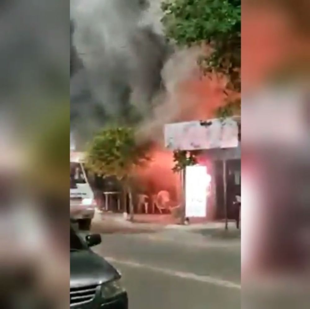 Impactante incendio de un local de comidas a metros de la Basílica